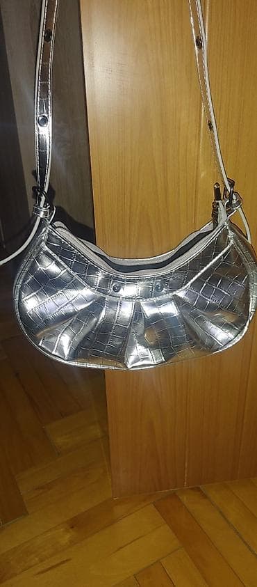 Srebrna ženska torbica – baguette/shoulder model - Materijal: sjajna na lalafo.rs Srebrna ženska torbica – baguette/shoulder model - Materijal: sjajna