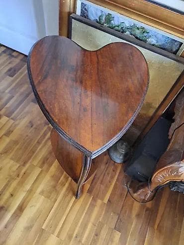 Stilski klub stolovi: Stilizovani stocic, etazer, sa plocama u obliku srca. Dimenzija ploce na lalafo.rs — 3 Stilski klub stolovi: Stilizovani stocic, etazer, sa plocama u obliku srca. Dimenzija ploce — 3