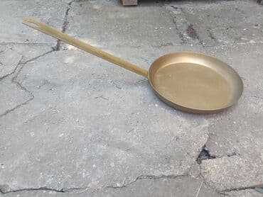 Stari metalni tiganj sa slike, star oko 50 godina, zaštićen osnovnom na lalafo.rs Stari metalni tiganj sa slike, star oko 50 godina, zaštićen osnovnom