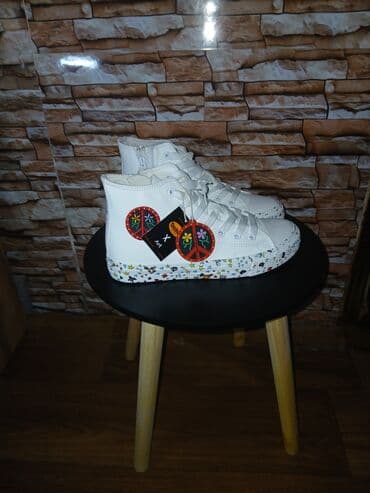 Beli visoki patike – “Peace & Love” Limited Edition - Dizajn na lalafo.rs Beli visoki patike – “Peace & Love” Limited Edition - Dizajn