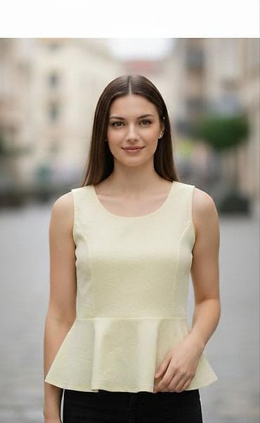 Ženska bluza bez rukava sa peplum krojem u svetložutoj boji. - na lalafo.rs Ženska bluza bez rukava sa peplum krojem u svetložutoj boji. -