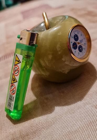 Dekorativni stoni sat u obliku jabuke od prirodnog oniksa - na lalafo.rs — 6 Dekorativni stoni sat u obliku jabuke od prirodnog oniksa - — 6