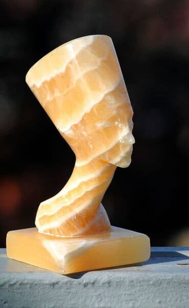 Crystals and minerals: VTG Kip glave kraljice NEFERTITI ručno izrađen od Alabastera Egipat at lalafo.rs — 3 Crystals and minerals: VTG Kip glave kraljice NEFERTITI ručno izrađen od Alabastera Egipat — 3