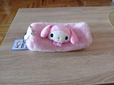 Nova plišana pernica iz linije Hello Kitty, Bershka na lalafo.rs — 1 Nova plišana pernica iz linije Hello Kitty, Bershka — 1
