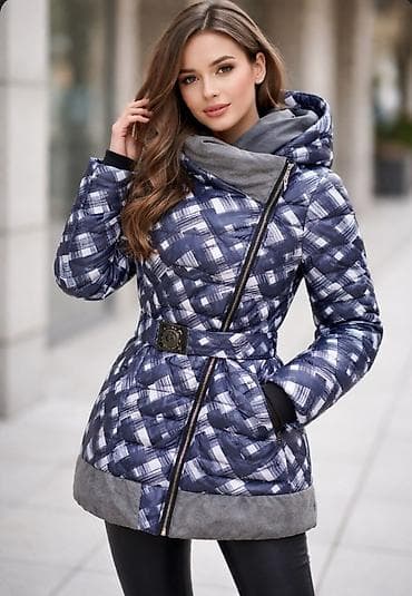 Ženska zimska jakna sa kapuljačom i kosim rajsferšlusom. Model je na lalafo.rs Ženska zimska jakna sa kapuljačom i kosim rajsferšlusom. Model je
