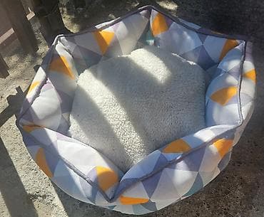 Krevet za pse, jastuk beli se moze sklanjati, nov nismo ga koristili na lalafo.rs Krevet za pse, jastuk beli se moze sklanjati, nov nismo ga koristili