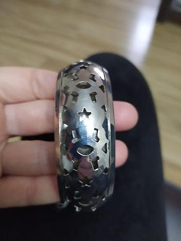 Prodajem dve masivne svečane narukvice,jedna debela okrugla - 1200 na lalafo.rs — 3 Prodajem dve masivne svečane narukvice,jedna debela okrugla - 1200 — 3