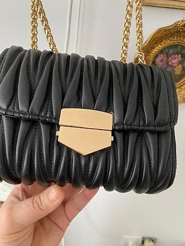 Elegantna crna torbica sa zlatnim lancem - Model: ženska at lalafo.rs — 2 Elegantna crna torbica sa zlatnim lancem - Model: ženska — 2