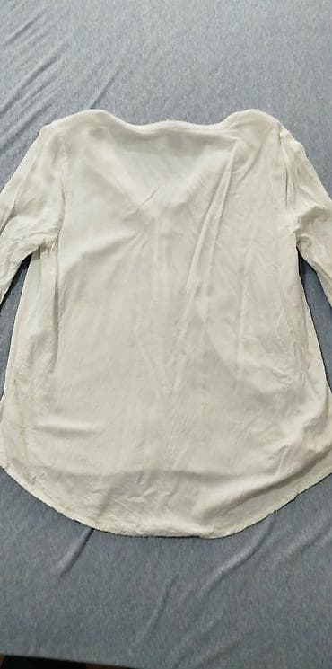 kom sa etiketom: Ženske bele bluze – brend Esay - Model 1: lagana bluza bez rukava sa at lalafo.rs — 4 kom sa etiketom: Ženske bele bluze – brend Esay - Model 1: lagana bluza bez rukava sa — 4