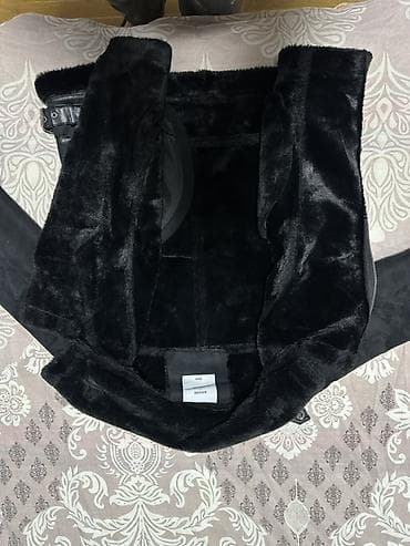 kom sa etiketom: Crna ženska jakna sa veštačkim krznom (biker/shearling stil) - Brend at lalafo.rs — 3 kom sa etiketom: Crna ženska jakna sa veštačkim krznom (biker/shearling stil) - Brend — 3