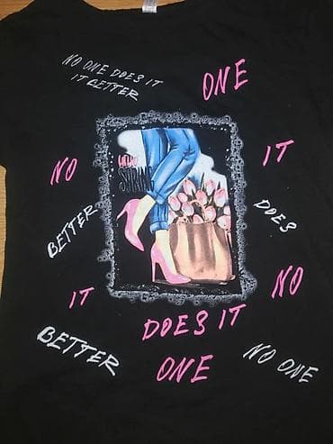 Crna ženska majica kratkih rukava sa štampom. Centralni deo majice na lalafo.rs — 2 Crna ženska majica kratkih rukava sa štampom. Centralni deo majice — 2