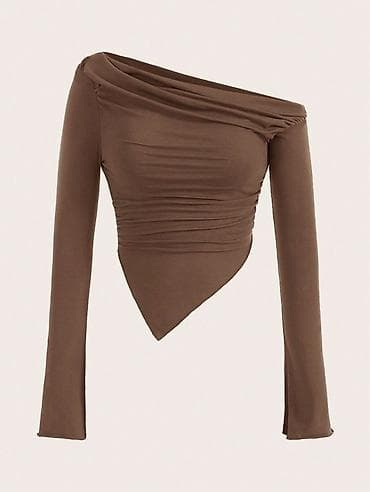 Bluza u pero na golo rame sa faltama i blago zvonastim rasecenim na lalafo.rs Bluza u pero na golo rame sa faltama i blago zvonastim rasecenim