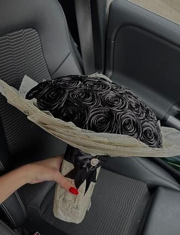 Elegantni buket crnih ruža od satenskih latica - Raskošan okrugli na lalafo.rs — 2 Elegantni buket crnih ruža od satenskih latica - Raskošan okrugli — 2