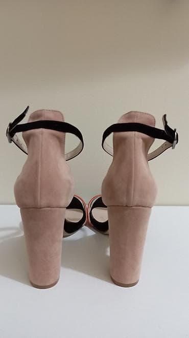 Nove Perla sandale.
Broj 38 na lalafo.rs — 4 Nove Perla sandale.
Broj 38 — 4