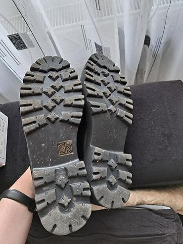 Crne mokasine sa ukrasnom metalnom kopčom zlatne boje. Imaju deblji na lalafo.rs — 4 Crne mokasine sa ukrasnom metalnom kopčom zlatne boje. Imaju deblji — 4