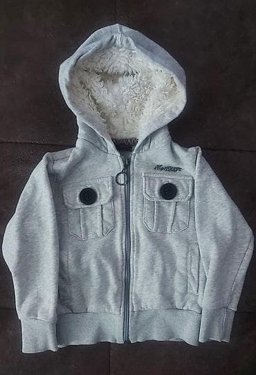 Paket odeće za dečaka (više komada): 1) Siva dukserica sa kapuljačom na lalafo.rs Paket odeće za dečaka (više komada): 1) Siva dukserica sa kapuljačom