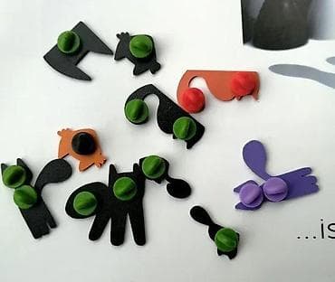 kom sa etiketom: Crne Mačke BROŠ evi. Designed by Kordy Meki emajl u boji – Broševi at lalafo.rs — 6 kom sa etiketom: Crne Mačke BROŠ evi. Designed by Kordy Meki emajl u boji – Broševi — 6