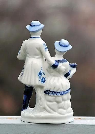 Stara retro porcelanska figurica žena sa rokoko haljinom i m. Stara na lalafo.rs Stara retro porcelanska figurica žena sa rokoko haljinom i m. Stara