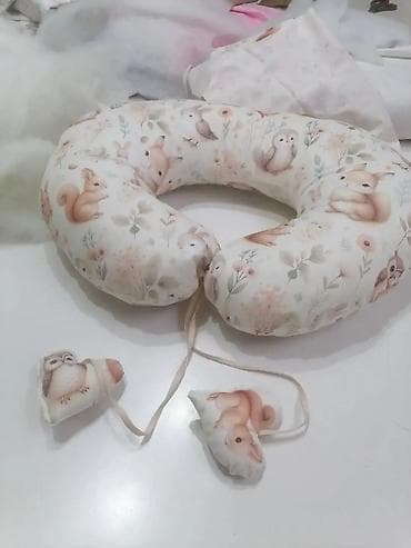 Set za bebe – jastuk za dojenje u obliku potkovice + dekorativni na lalafo.rs Set za bebe – jastuk za dojenje u obliku potkovice + dekorativni