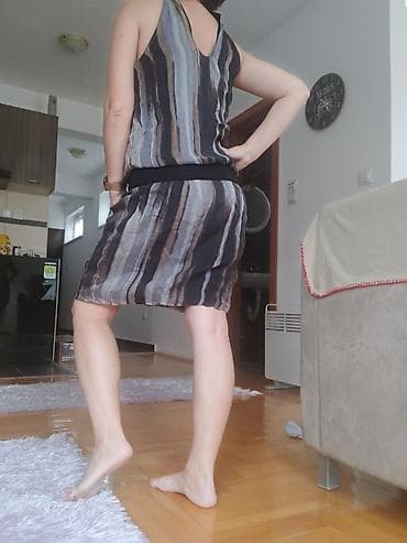 Haljina bez rukava sa prugama - Model: midi dužina, blago balon kroj na lalafo.rs Haljina bez rukava sa prugama - Model: midi dužina, blago balon kroj