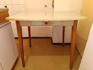 Prodajem retro polovni/korisceni trpezarijski sto, idealan za male na lalafo.rs Prodajem retro polovni/korisceni trpezarijski sto, idealan za male