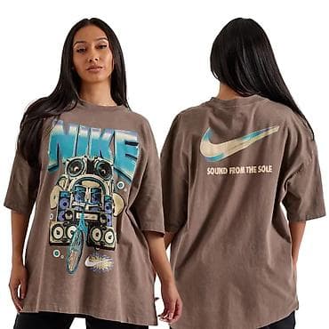 NIKE Oversized Graphic Tee vel. S NOVO
HF na lalafo.rs NIKE Oversized Graphic Tee vel. S NOVO
HF