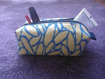 Neseser, kvadratnog oblika, dimenzije 9x7x18cm. Izrađen od tekstila na lalafo.rs — 4 Neseser, kvadratnog oblika, dimenzije 9x7x18cm. Izrađen od tekstila — 4