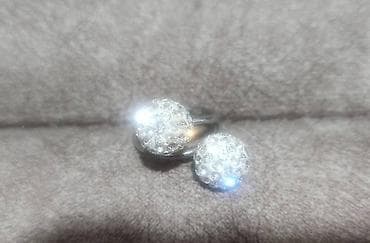 Prsten sa dve bele kugle i sitnim cirkonima veličina 18mm, nov na lalafo.rs — 1 Prsten sa dve bele kugle i sitnim cirkonima veličina 18mm, nov — 1