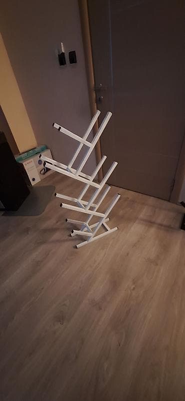 Stalak za knjige – drveni, samostojeći dizajn - Materijal: farbano na lalafo.rs Stalak za knjige – drveni, samostojeći dizajn - Materijal: farbano