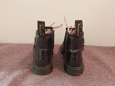 Dečje čizme Dr. Martens sa šljokičastim sjajem i cvetnim aplikacijama na lalafo.rs — 4 Dečje čizme Dr. Martens sa šljokičastim sjajem i cvetnim aplikacijama — 4