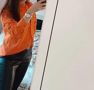 Ženska košulja – narandžasta, sa ukrasnim aplikacijama - Model na lalafo.rs Ženska košulja – narandžasta, sa ukrasnim aplikacijama - Model