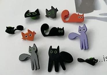 kom sa etiketom: Crne Mačke BROŠ evi. Designed by Kordy Meki emajl u boji – Broševi at lalafo.rs — 2 kom sa etiketom: Crne Mačke BROŠ evi. Designed by Kordy Meki emajl u boji – Broševi — 2