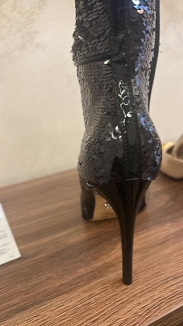 Crne ženske čizmice na štiklu sa šljokicama - Model: kratke čizmice na lalafo.rs — 2 Crne ženske čizmice na štiklu sa šljokicama - Model: kratke čizmice — 2