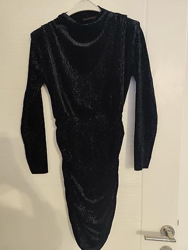 Elegantna crna haljina od somota sa diskretnim sjajnim efektom. - na lalafo.rs — 1 Elegantna crna haljina od somota sa diskretnim sjajnim efektom. - — 1