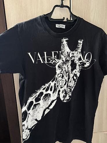 Crna majica sa kratkim rukavima, sa velikim belim printom žirafe preko na lalafo.rs — 2 Crna majica sa kratkim rukavima, sa velikim belim printom žirafe preko — 2