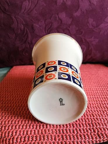 Antikviteti: Vaza nova porcelanska 70te. Visina. 15cm. Stopa. 7cm na lalafo.rs — 9 Antikviteti: Vaza nova porcelanska 70te. Visina. 15cm. Stopa. 7cm — 9