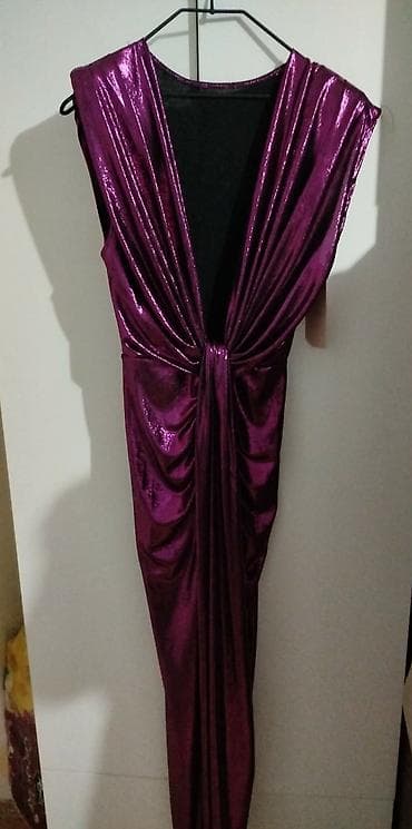 Elegantna duga haljina u metalik ljubičastoj boji. - Materijal na lalafo.rs Elegantna duga haljina u metalik ljubičastoj boji. - Materijal