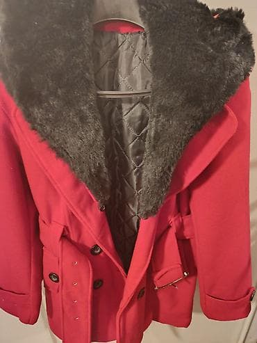 Ženski zimski kaput u crvenoj boji sa bogatom crnom krznenom kragnom na lalafo.rs — 2 Ženski zimski kaput u crvenoj boji sa bogatom crnom krznenom kragnom — 2