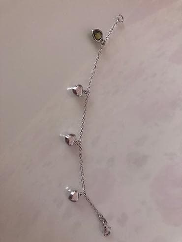 Srebrna narukvica sa privescima u obliku srca. Narukvica ima četiri na lalafo.rs — 3 Srebrna narukvica sa privescima u obliku srca. Narukvica ima četiri — 3