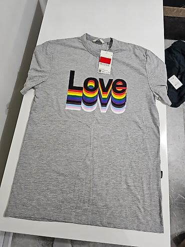 Siva pamučna majica kratkih rukava sa printom „Love” u višeslojnom 3D na lalafo.rs — 1 Siva pamučna majica kratkih rukava sa printom „Love” u višeslojnom 3D — 1