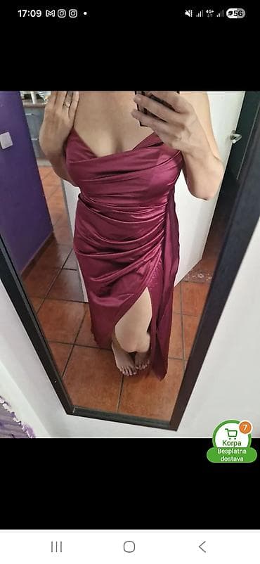 Duga elegantna haljina u grimiznoj boji. - Kroj: slip/satenski izgled at lalafo.rs — 1 Duga elegantna haljina u grimiznoj boji. - Kroj: slip/satenski izgled — 1