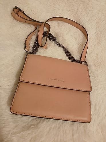 Charles & Keith ženska torba preko ramena u puder‑roze boji. - na lalafo.rs — 1 Charles & Keith ženska torba preko ramena u puder‑roze boji. - — 1
