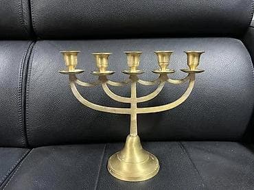 Mesingani svećnjak sa 7 krakova - Materijal: liveni mesing, zlatne na lalafo.rs Mesingani svećnjak sa 7 krakova - Materijal: liveni mesing, zlatne