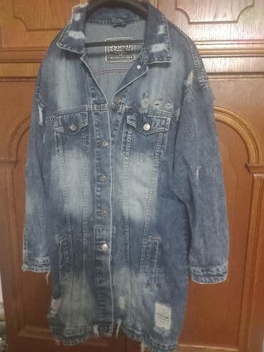 Dugačka teksas jakna oversize kroja sa efektnim “distressed” na lalafo.rs Dugačka teksas jakna oversize kroja sa efektnim “distressed”