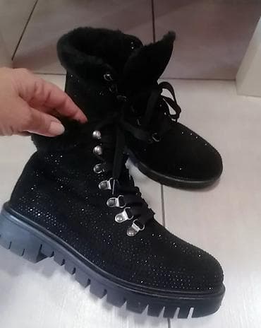 Crne ženske zimske čizme sa plišanom postavom i sjajnim detaljima - na lalafo.rs — 9 Crne ženske zimske čizme sa plišanom postavom i sjajnim detaljima - — 9