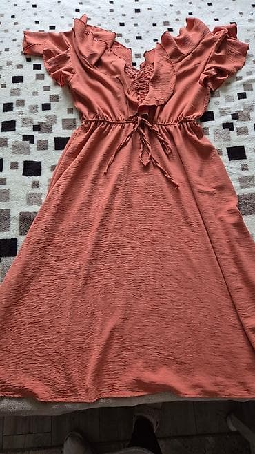 Midi haljina u boji breskve sa volanima, idealna za prolećne i letnje na lalafo.rs — 1 Midi haljina u boji breskve sa volanima, idealna za prolećne i letnje — 1