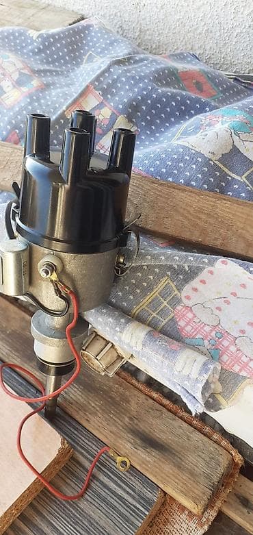 Transport: Automobilski razvodnik paljenja (distriburor) za benzinski motor, 4 at lalafo.rs — 1 Transport: Automobilski razvodnik paljenja (distriburor) za benzinski motor, 4 — 1