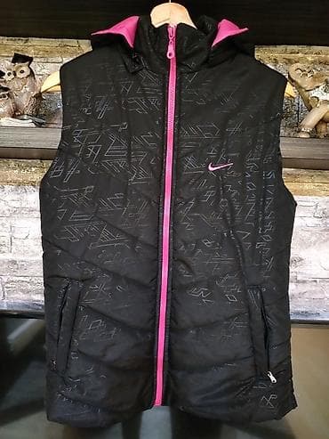 Ženski Nike prsluk sa kapuljačom - Boja: crna sa diskretnim grafičkim na lalafo.rs — 1 Ženski Nike prsluk sa kapuljačom - Boja: crna sa diskretnim grafičkim — 1