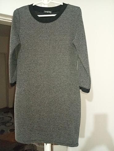 kom sa etiketom: Siva pletena haljina sa dugim rukavima, ravnog kroja, dužine iznad at lalafo.rs — 1 kom sa etiketom: Siva pletena haljina sa dugim rukavima, ravnog kroja, dužine iznad — 1