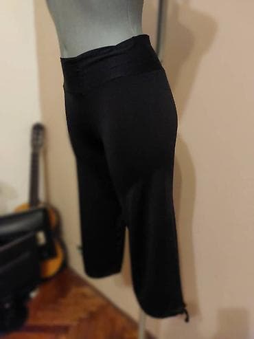 TRIČETVRT TRENERKA Trenerka crne boje, M veličine. Dole ima učkure za na lalafo.rs — 2 TRIČETVRT TRENERKA Trenerka crne boje, M veličine. Dole ima učkure za — 2